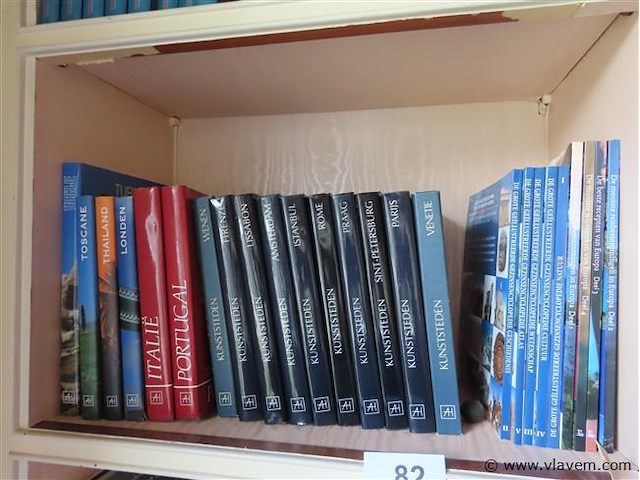 Lot boeken op het schap - afbeelding 3 van  5