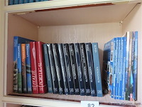 Lot boeken op het schap - afbeelding 3 van  5