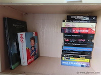 Lot boeken op het schap - afbeelding 4 van  5