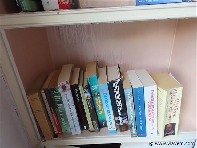 Lot boeken op het schap - afbeelding 5 van  5