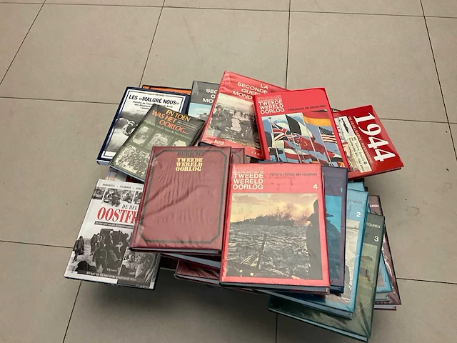 Lot boeken tweede wereldoorlog — geschiedenis in beeld en woord - afbeelding 1 van  6