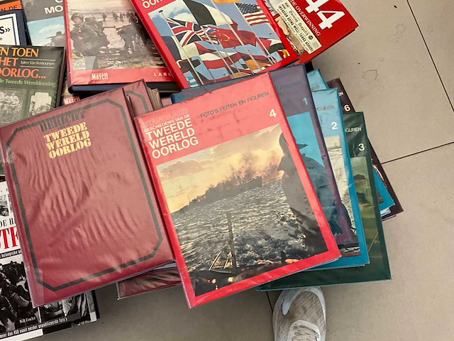 Lot boeken tweede wereldoorlog — geschiedenis in beeld en woord - afbeelding 5 van  6