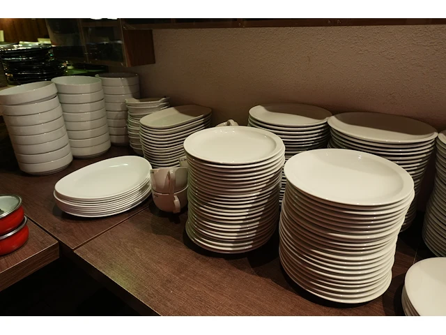 Lot borden: plat, diep, soep en onderzetbordjes - afbeelding 5 van  11