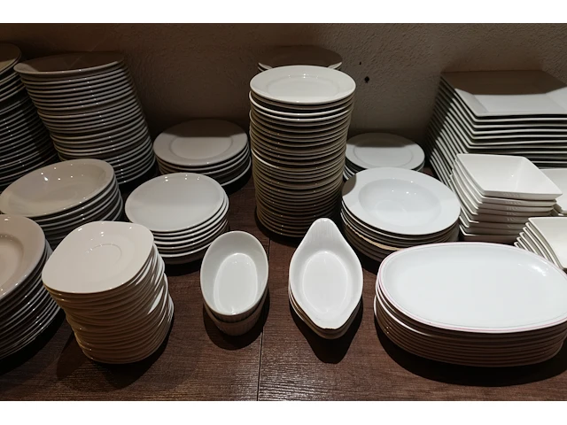 Lot borden: plat, diep, soep en onderzetbordjes - afbeelding 7 van  11