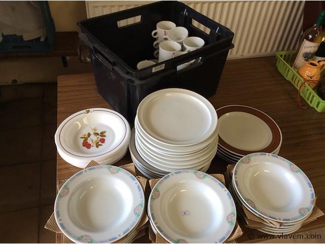 Lot borden + tassen - afbeelding 1 van  3