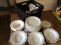 Lot borden + tassen - afbeelding 1 van  3