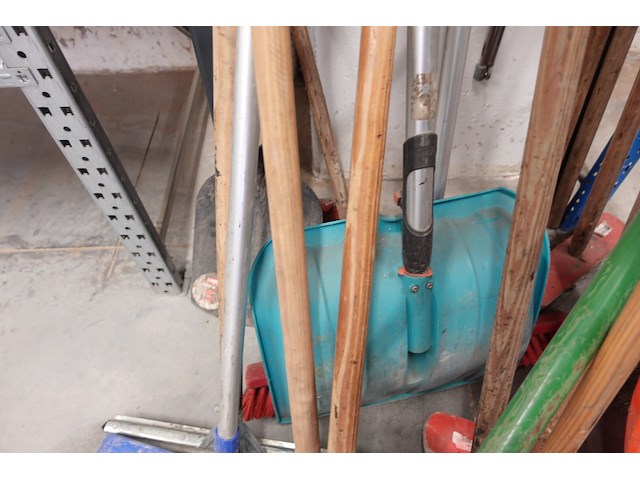 Lot borstels & schop & sponsroller - afbeelding 6 van  8