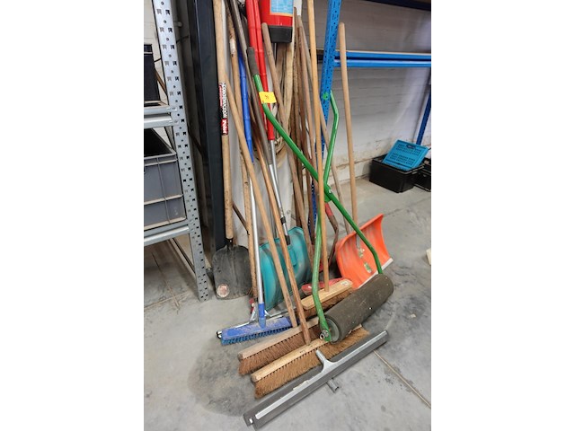 Lot borstels & schop & sponsroller - afbeelding 8 van  8