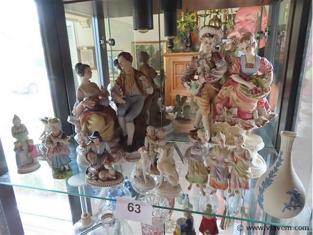 Lot brocante in de vitrinekast - afbeelding 1 van  4