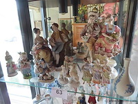 Lot brocante in de vitrinekast - afbeelding 1 van  4