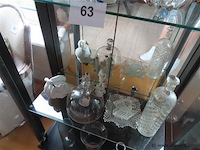 Lot brocante in de vitrinekast - afbeelding 3 van  4