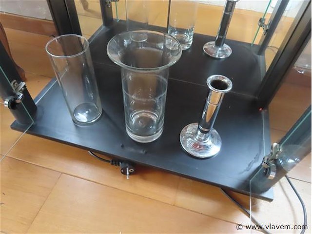 Lot brocante in de vitrinekast - afbeelding 4 van  4