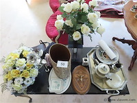 Lot brocante op de tafel volgens foto's - afbeelding 1 van  5