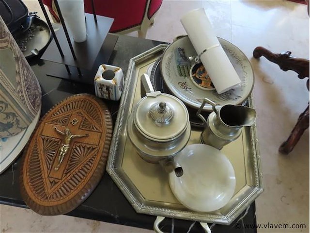 Lot brocante op de tafel volgens foto's - afbeelding 2 van  5