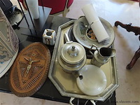 Lot brocante op de tafel volgens foto's - afbeelding 2 van  5