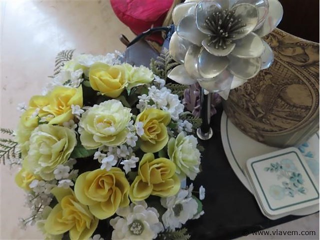 Lot brocante op de tafel volgens foto's - afbeelding 4 van  5