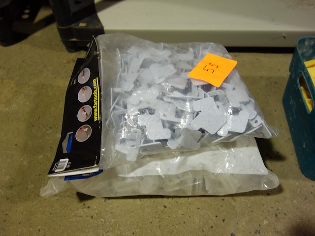 Lot clips, tegelkruisjes en tegelnivelleerwiggen - afbeelding 1 van  2