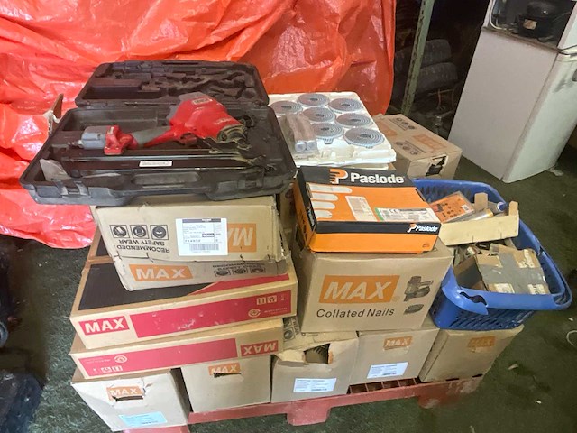 Lot dakbevestings materiaal - afbeelding 1 van  9