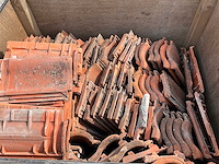 Lot dakpannen in palletbox - afbeelding 2 van  2