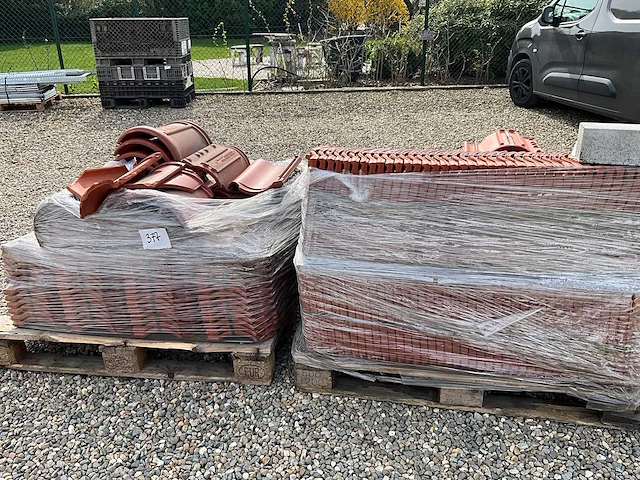 Lot dakpannen rood 280stuks - afbeelding 1 van  4
