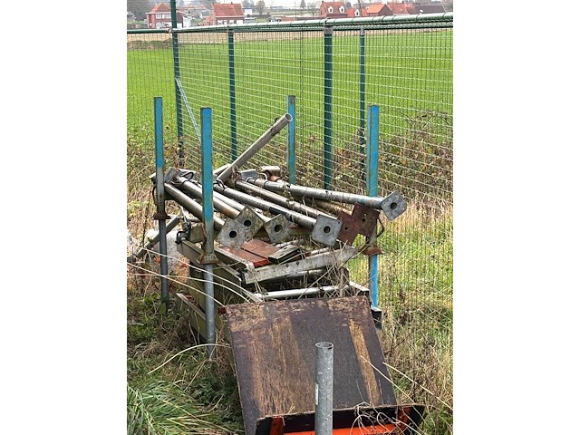 Lot dakpannen + stapelbokken - afbeelding 1 van  2