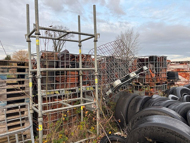 Lot dakpannen + stapelbokken - afbeelding 2 van  2