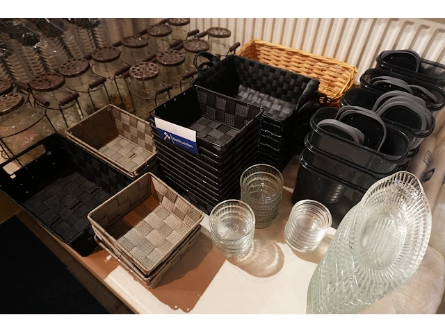 Lot decoratie, rieten mandjes en glazen decoratie - afbeelding 1 van  7