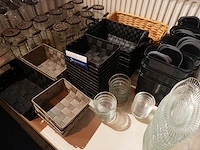 Lot decoratie, rieten mandjes en glazen decoratie