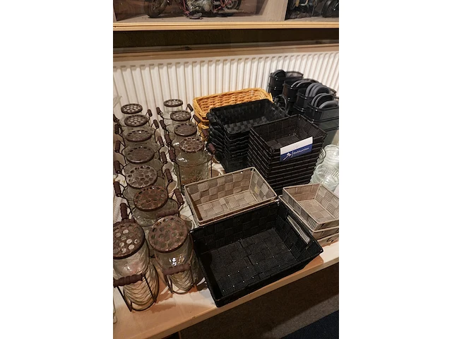Lot decoratie, rieten mandjes en glazen decoratie - afbeelding 2 van  7