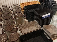 Lot decoratie, rieten mandjes en glazen decoratie - afbeelding 2 van  7