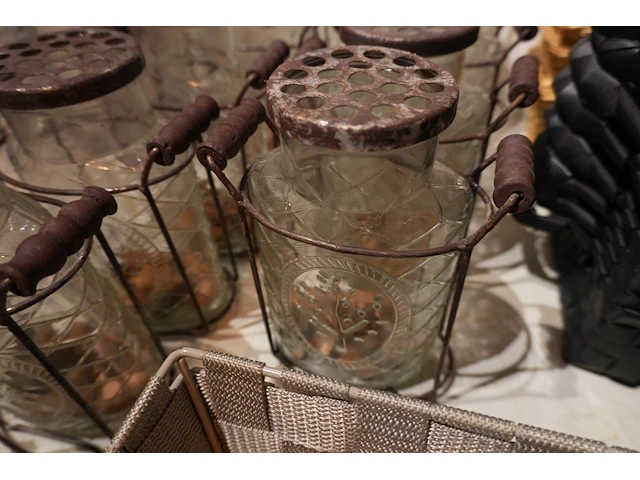 Lot decoratie, rieten mandjes en glazen decoratie - afbeelding 3 van  7