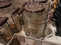 Lot decoratie, rieten mandjes en glazen decoratie - afbeelding 3 van  7
