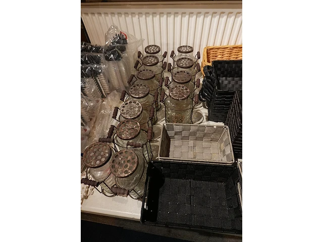 Lot decoratie, rieten mandjes en glazen decoratie - afbeelding 4 van  7