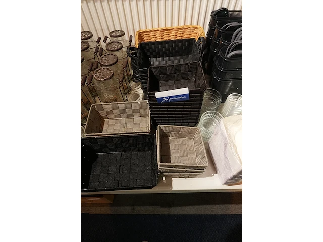 Lot decoratie, rieten mandjes en glazen decoratie - afbeelding 5 van  7