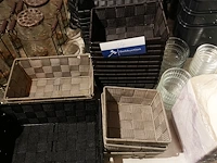 Lot decoratie, rieten mandjes en glazen decoratie - afbeelding 5 van  7