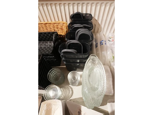 Lot decoratie, rieten mandjes en glazen decoratie - afbeelding 6 van  7