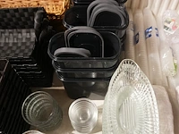 Lot decoratie, rieten mandjes en glazen decoratie - afbeelding 6 van  7