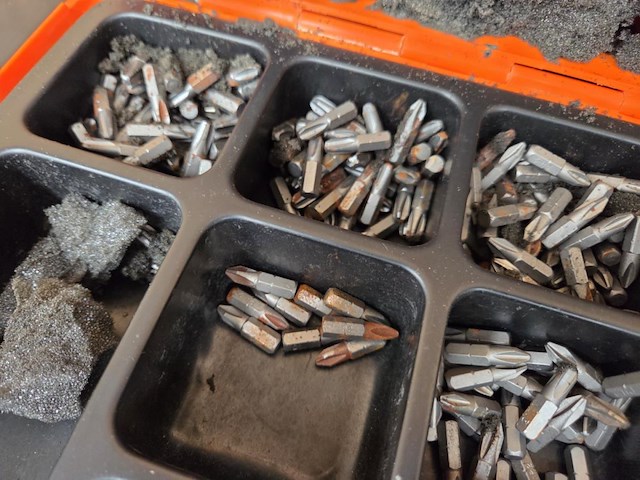 Lot div bitjes en schroeven - afbeelding 2 van  7