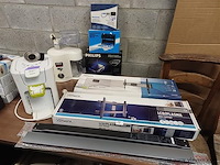 Lot div. elektro, wo. luidsprekers en ophangbeugels voor tv