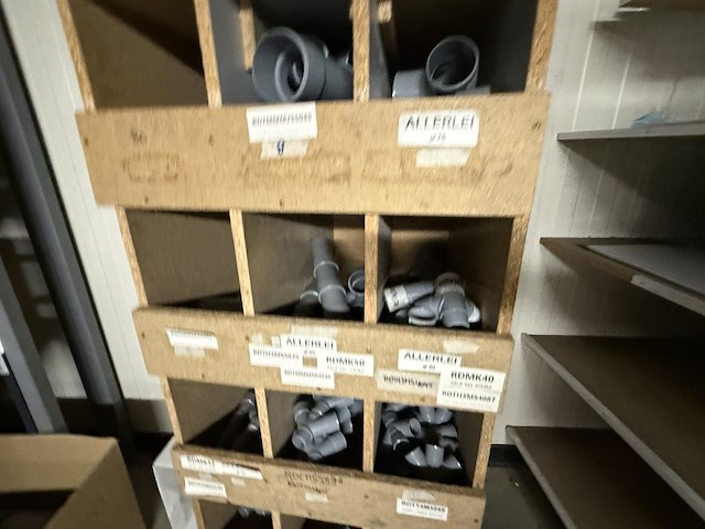 Lot div pvc koppelstukken & bochten - afbeelding 12 van  34