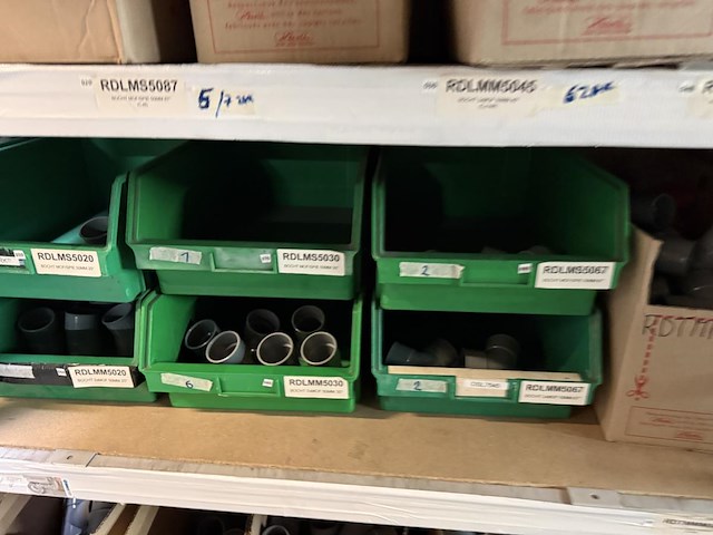Lot div pvc koppelstukken & bochten - afbeelding 32 van  34