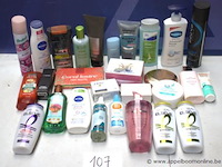 Lot div verzorgingsprodukten, wo shampoo - afbeelding 1 van  3