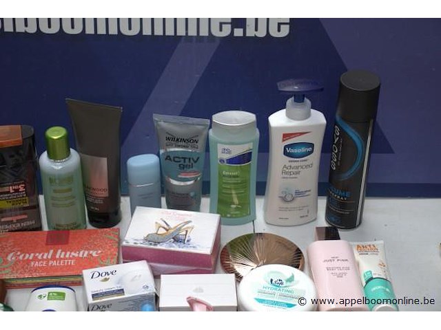 Lot div verzorgingsprodukten, wo shampoo - afbeelding 2 van  3