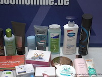Lot div verzorgingsprodukten, wo shampoo - afbeelding 2 van  3