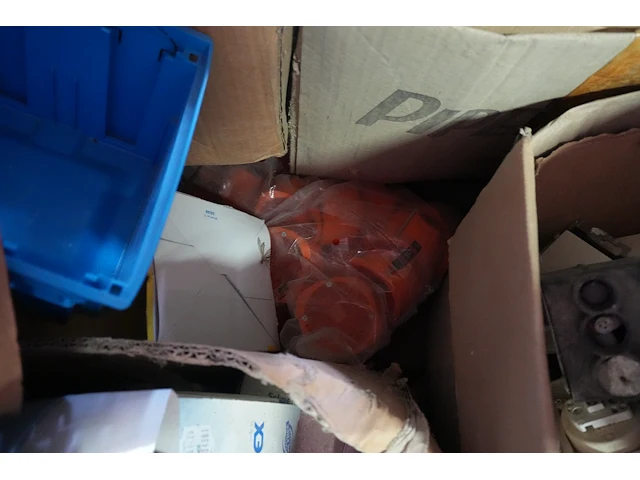 Lot divers elektriciteitsmateriaal - afbeelding 2 van  12