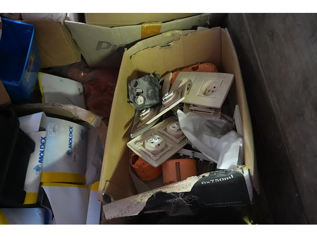 Lot divers elektriciteitsmateriaal - afbeelding 7 van  12