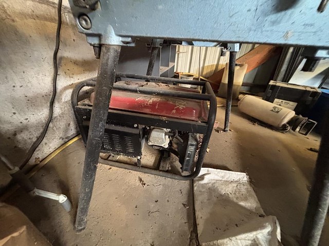 Lot divers gereedschap en bevestigingsmaterialen - afbeelding 5 van  35