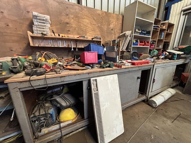 Lot divers gereedschap en bevestigingsmaterialen - afbeelding 7 van  35