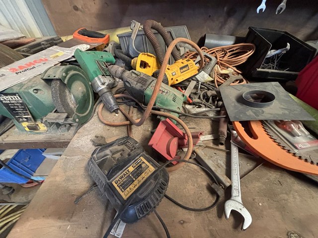 Lot divers gereedschap en bevestigingsmaterialen - afbeelding 8 van  35