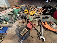 Lot divers gereedschap en bevestigingsmaterialen - afbeelding 8 van  35